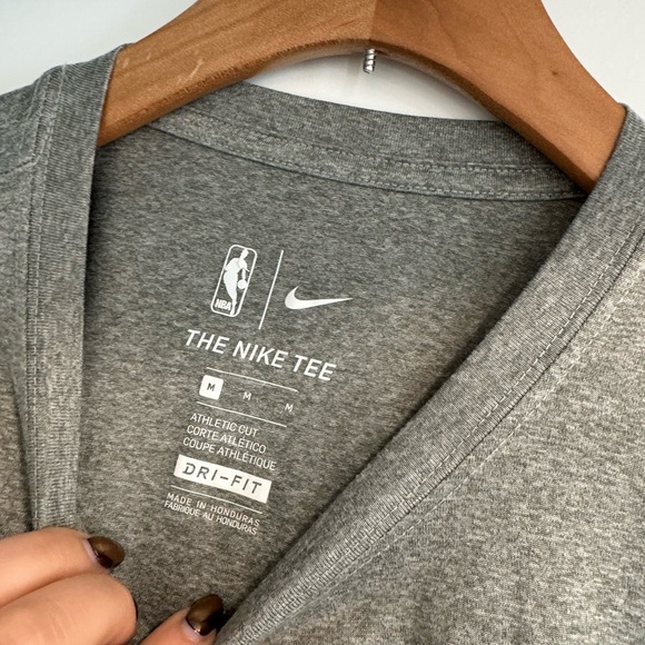 Los Angeles  Lakers Nike Dri Fit Grey Tshirt - Picture 3 of 3